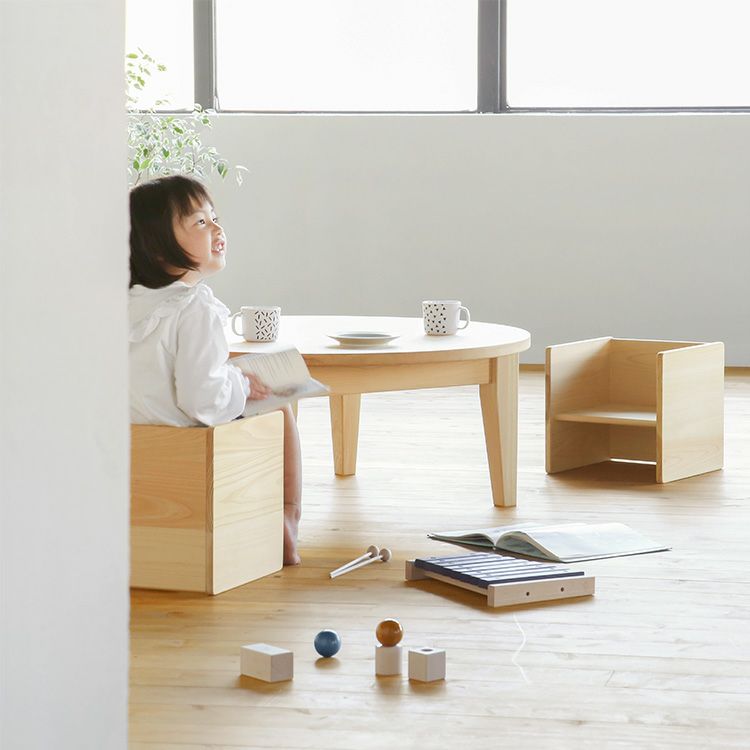 キッズスペースのチェアとして<br>まめチェア / ラウンドテーブル ロー 90（ひのき）<br>XYLo / かえでのつみき 14ピース