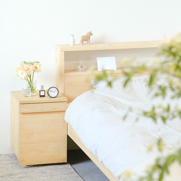 ベッドのサイドテーブルとして<br>2段ワゴン / ベッドM ヘッドボード