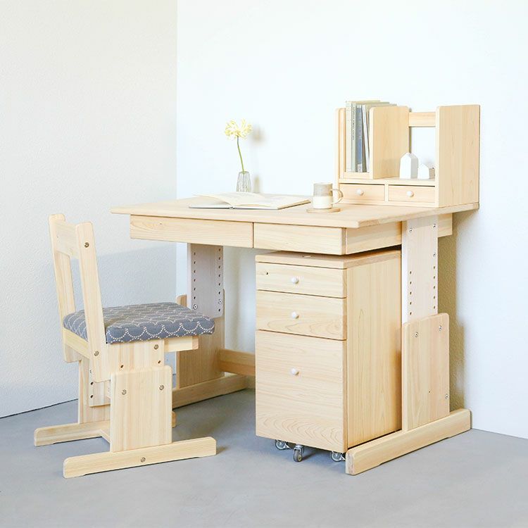 つまみのカラーコーデを楽しんで<br>つまみワゴン M / 2本脚デスク M60（ゆき）<br>2本脚チェア mina perhonen（グレー×ブルー）<br>つまみ本箱 / 着替つまみ5個（ゆき）