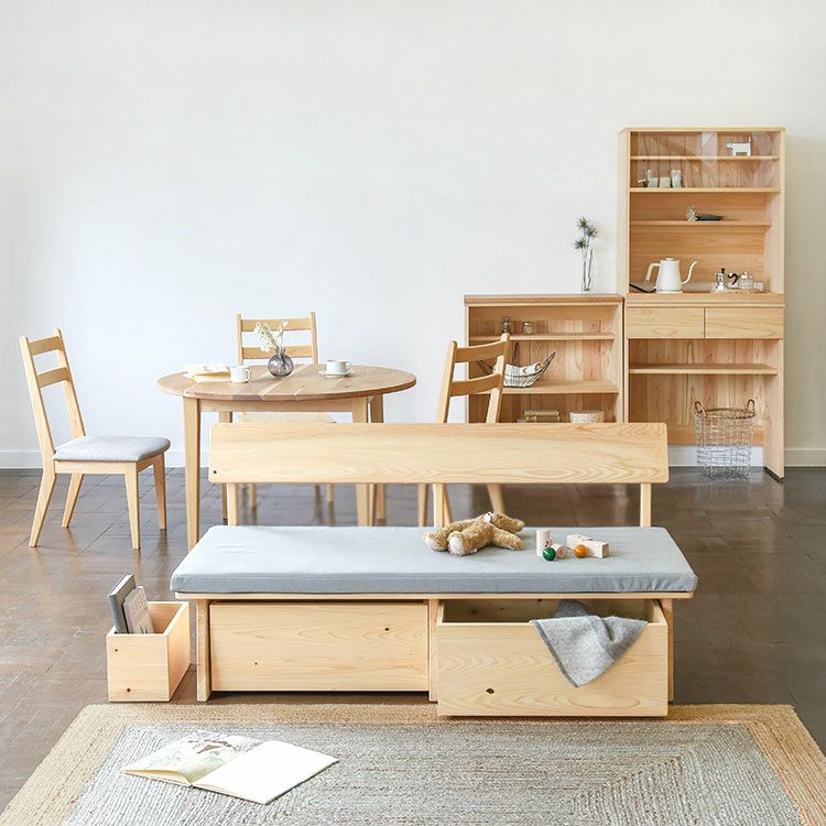 お部屋の真ん中に置いても映えるデザイン<br>ソファ K2.5 収納ボックス / ソファ K2.5（グレー）/ waku-s 1/2<br>ラウンドテーブル 110 ハイ（くるみ）/ Gチェア<br>Gチェア basic color（撥水グレー）/ はじめての積み木セット（黄緑）<br>キッチンカウンター C80 / キッチンボード B80（utility）