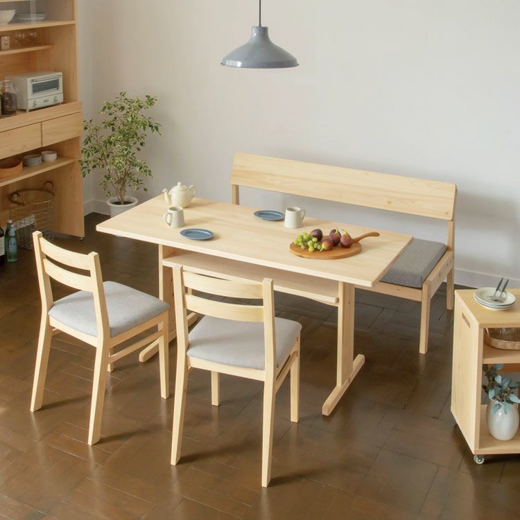 無垢の家具に囲まれる、心地良いダイニングルーム<br>ソファ C2.2（撥水グレー）/ Dチェア basic color（撥水グレー）<br>ダイニングテーブル T140 / キッチンボードB80（utility）<br>オープンワゴン ハイ