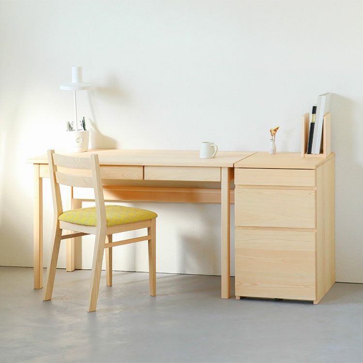 ワゴンを合わせてカウンターデスクスタイル<br>4本脚デスク L50（プレミアム）<br>Dチェア mina perhonen（イエロー×グレー）<br>サイドワゴン 50 / コの字ブックエンド（ひのき）
