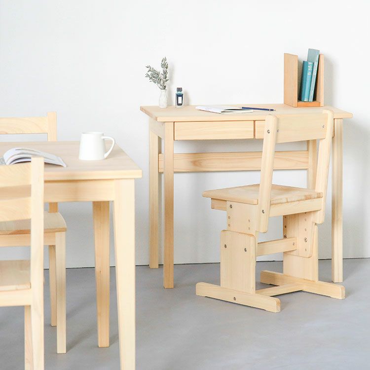 リビングに置きやすいコンパクトサイズ<br>4本脚デスク S60（プレミアム）/ 2本脚チェア<br>ダイニングテーブル D hinoki / Dチェア<br>コの字ブックエンド（さくら）