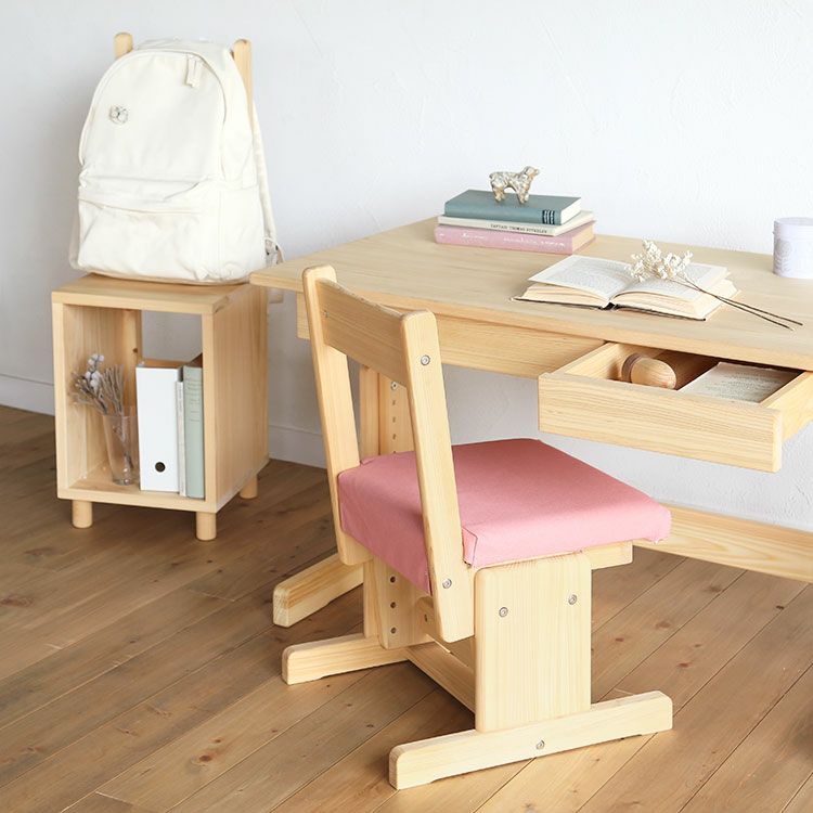 お気に入りのカラーを選んで、勉強のモチベーションUP<br>2本脚チェア basic color（サンゴ）<br>2本脚デスク M60 / ハシゴ