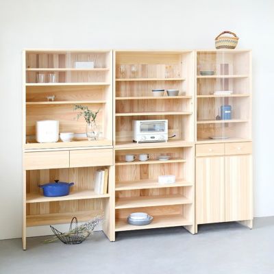 収納力抜群、3台並べて壁面収納<br>キッチンボード A60（cupboard）<br>キッチンボード B80（utility）/ キッチンボード C80（shelf）