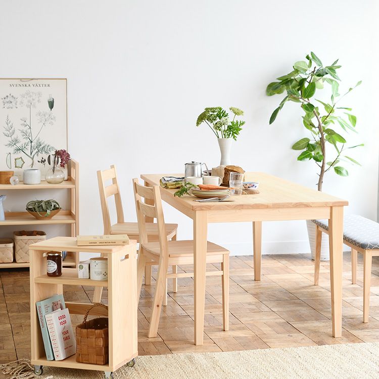 家族が集まる食卓の中心に選びたい<br>Dチェア / ダイニングテーブル D hinoki<br>Dベンチ mina perhonen（グレー×ブルー）<br>オープンワゴン ロー / オープンラック ハーフ 80