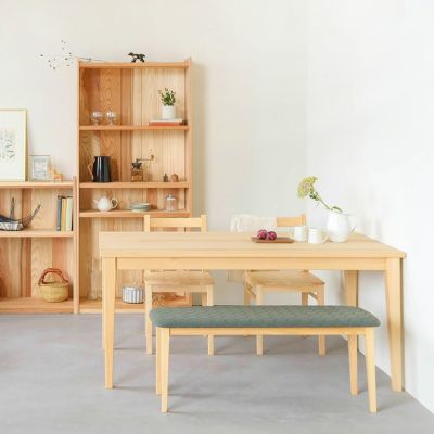 ベンチと合わせるとヌケ感が心地よい<br>Dチェア / ダイニングテーブル D hinoki<br>Dベンチ mina perhonen（スモーキーグリーン×ブラウン）<br>シェルフ C large / シェルフ C small