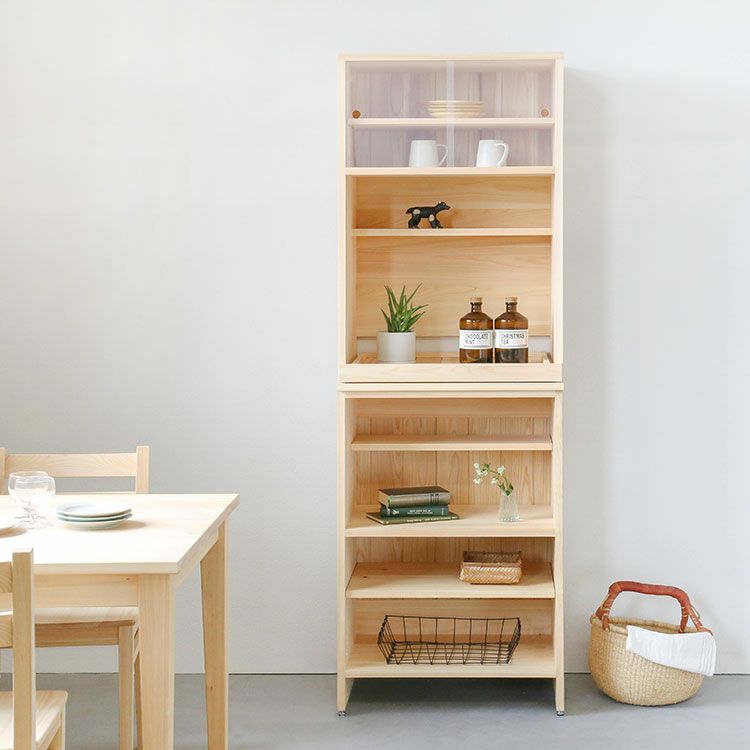 すっきりした印象を与える、シンプルなフォルム<br>キッチンボード C60（utility）<br>ダイニングテーブル D hinoki / Dチェア