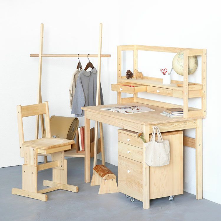 学習スペースが可愛らしい雰囲気に<br>フットスタンド maruta / 4本脚デスク L60<br>2本脚チェア / つまみワゴン L / ランドセル収納セット 01<br>地球儀（アンティーク）