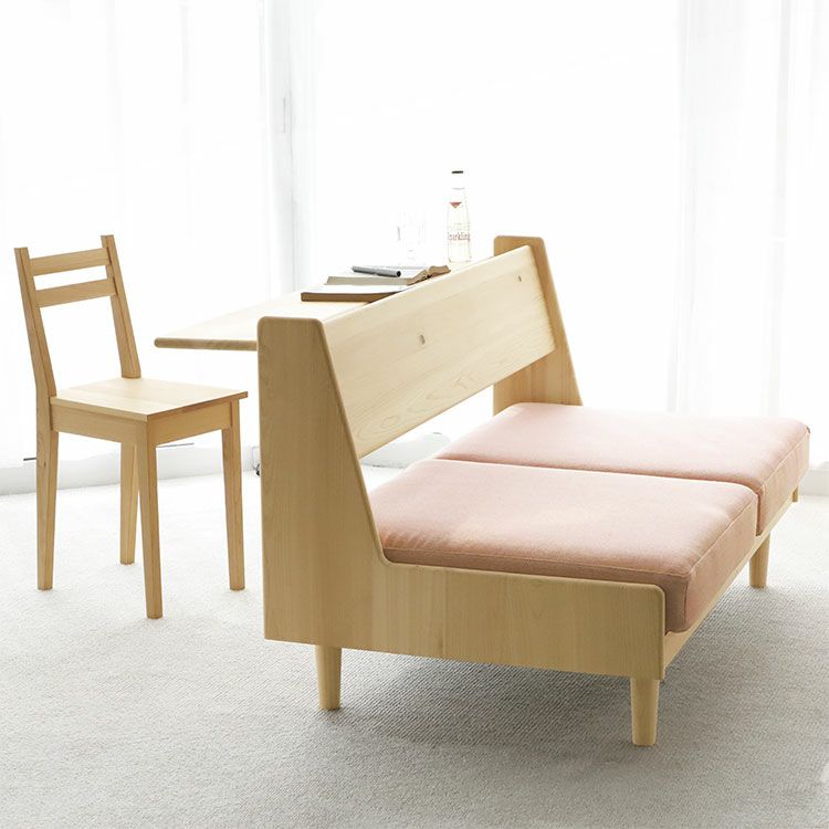 サニーレッドは、明るい印象のリビングに<br>ソファ U2（サニーレッド）/ Eチェア