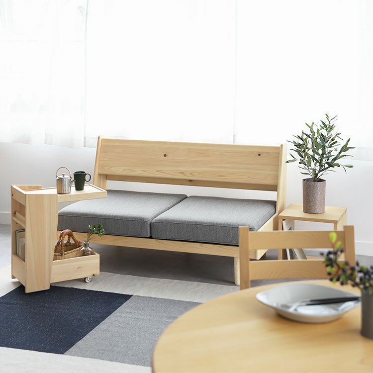 リビングダイニングに配置しやすいサイズ感<br>ソファ U2（コスモブラック）/ サイドテーブル C<br>waku / ラウンドテーブル Y100 / Dチェア