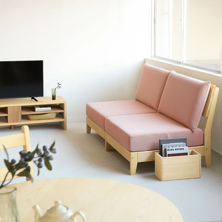 家族の暮らしの中心に、ぱっと華やぐソファを<br>ソファ S2.7 armless kvadrat（サニーレッド）<br>テレビボード N160 / waku-s 1/2<br>ラウンドテーブル D hinoki 90 / Gチェア