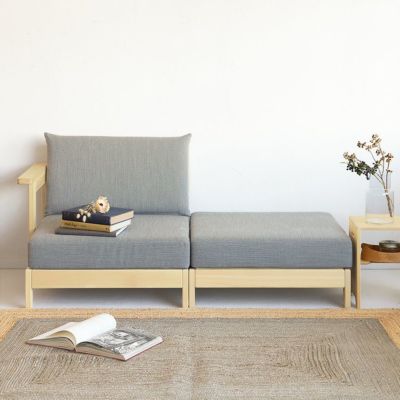 オットマンを横付けするとヌケ感がうまれてスッキリ<br>ソファ S1.4 single arm kvadrat（right / コスモブラック）<br>オットマン S1.4 kvadrat（コスモブラック）<br>HOURI スツール