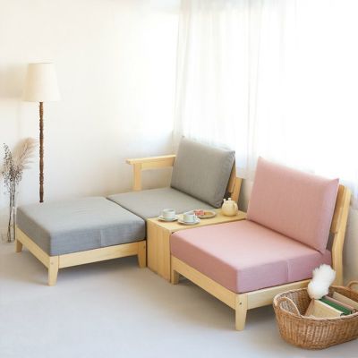 Waku Wを挟んでサイドテーブルとして<br>ソファ S1.4 single arm kvadrat（right / コスモブラック）<br>オットマン S1.4 kvadrat（コスモブラック）<br>ソファ S1.4 armless kvadrat（サニーレッド）/ waku W