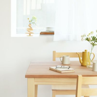 窓辺で光を浴びながら、柔らかな空気が流れる<br>ヒモロギ / ダイニングテーブル D kurumi<br>Dチェア