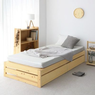 シンプルな時計で、ベッドルームを落ち着く空間に<br>clock O / ベッドセット 03 / Eチェア / シェルフ C small