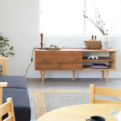 ディスプレイ用のサイドボードとして<br>テレビボード C150 HI<br>ソファ S2.7 double arm 倉敷帆布 / ラウンドテーブル
