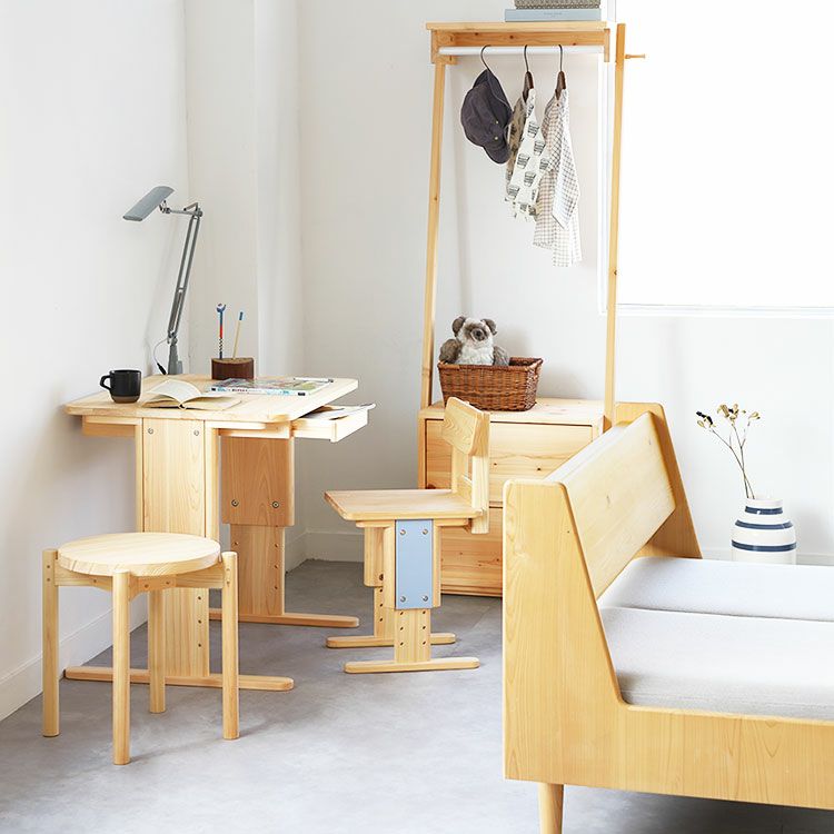 リビング学習からスタートできるチェア<br>キッズチェア B（pale blue）/ nvovoデスクB80（plain）<br>デスクライト 7x（ao）/ スツール O<br>ソファU2（スノーグレー）<br>オープンワードローブ TL double