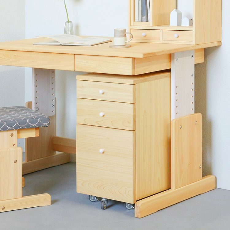 つまみのカラーコーデを楽しんで<br>つまみワゴン M / つまみ本箱<br>2本脚チェア mina perhonen / 着替つまみ5個