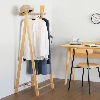 子ども部屋の、制服の定位置にもおすすめ<br>ドレスラック A / nvovoデスク A120<br>チェア K