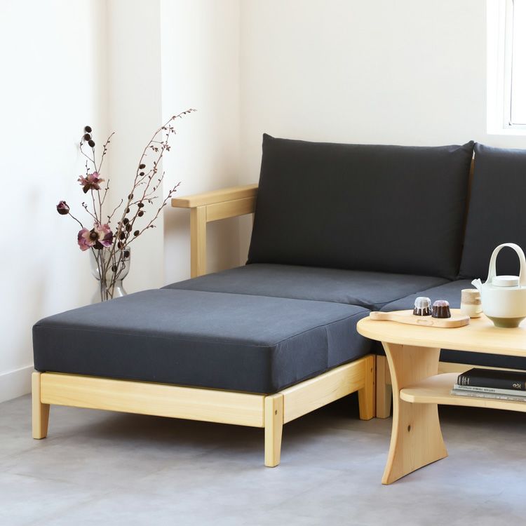 オットマンをプラスして、極上のくつろぎ空間づくり<br>洗えるソファ S2.7 double arm（チャコール） /<br>洗えるゆったりオットマン S1.4（チャコール） /<br>ローテーブルC100 / カッティングボードSS