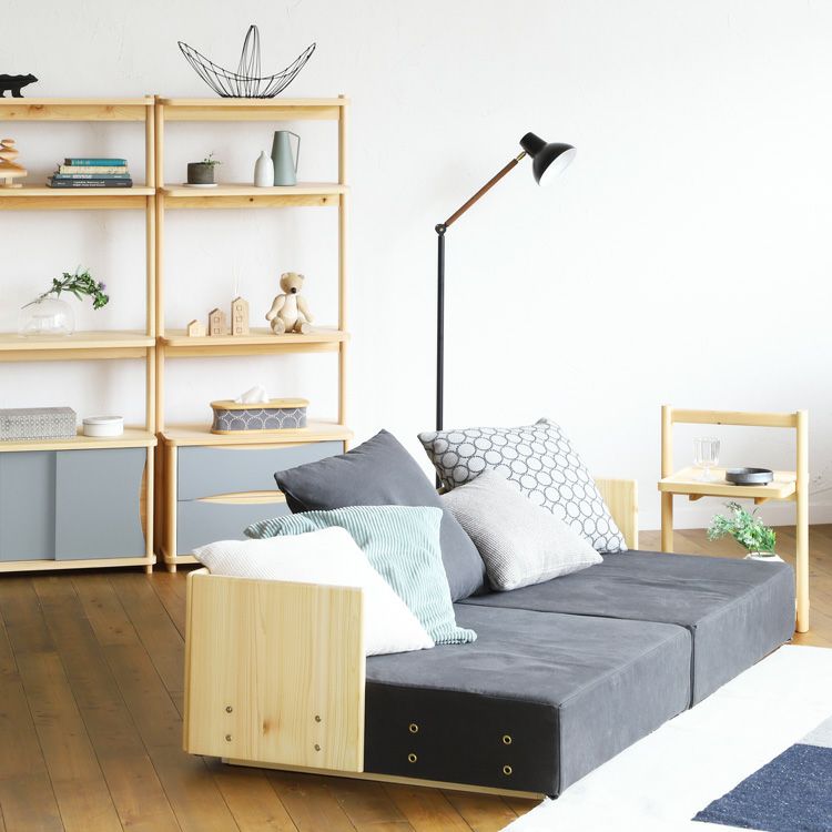 リビングの真ん中に寛ぎの空間を<br>洗える小上がりソファ J2.8（チャコール） /<br>シェルフキャビネット S60 slide / サイドテーブル F